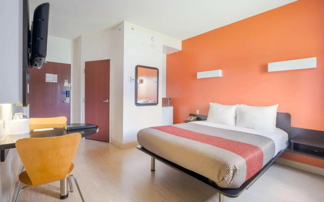 Motel 6 Kingston, ON