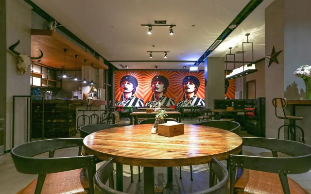 Time Tunnel Designer Hotel