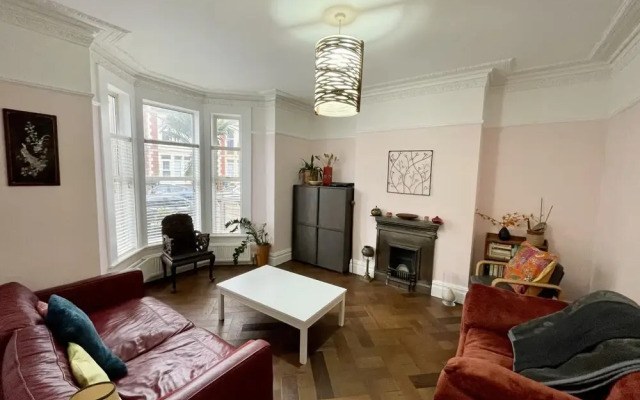 Colourful 3BD Home With Garden in Southville