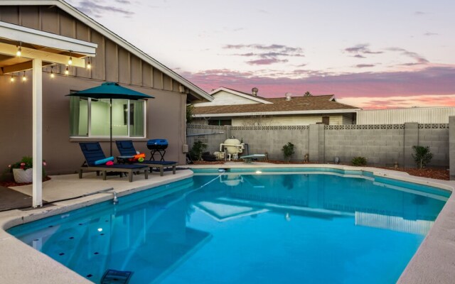 Manhatton Tempe 4 Bedroom Home by RedAwning