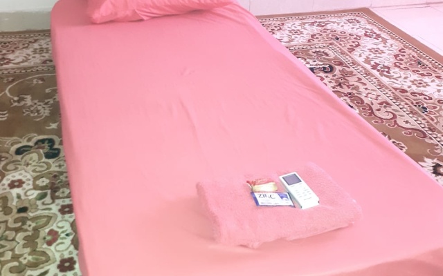Almira Homestay near Airport - Hostel – Guest Rooms – Jambi