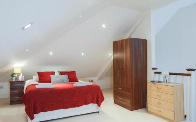 Finchley Central - Spacious Triplex