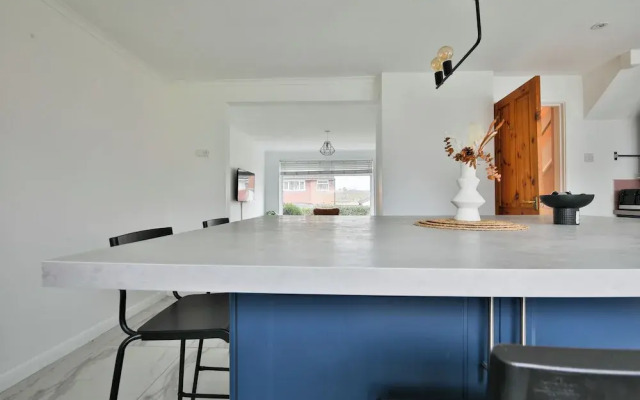 3 Bed House with Private Parking