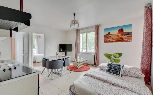 Chic apart with parking near Paris