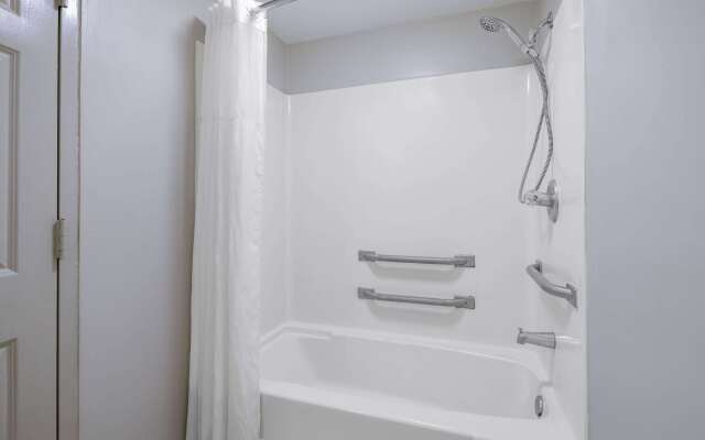 Days Inn & Suites by Wyndham Savannah Midtown
