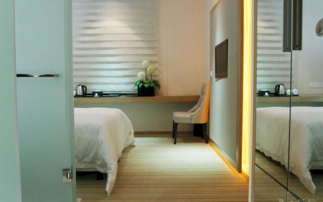 Wuhan Yuntai 6 Plus 1 Hotel