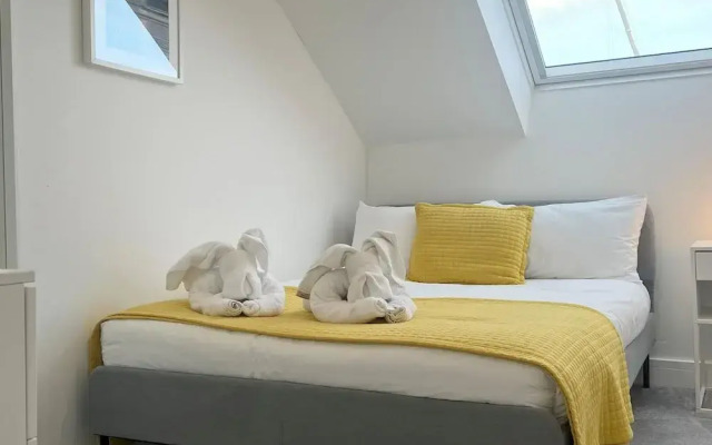 Stunning Town Centre Penthouse w Sea Views