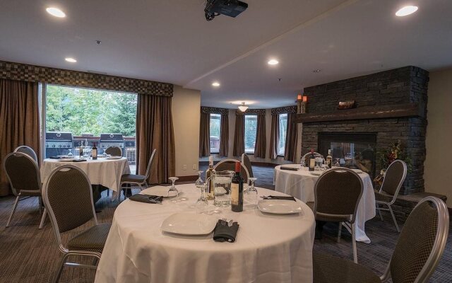 Falcon Crest Lodge by CLIQUE