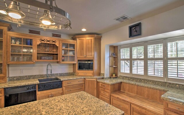Game Room, Fire Pit & Putting Green: Glendale Home