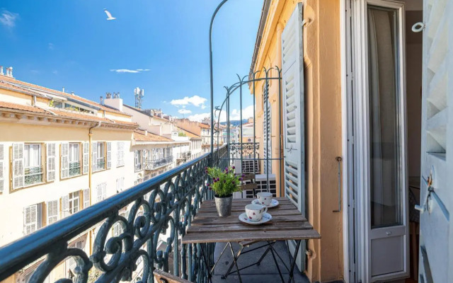 Massena Street - 1 Bdr Duplex with AC & Parking