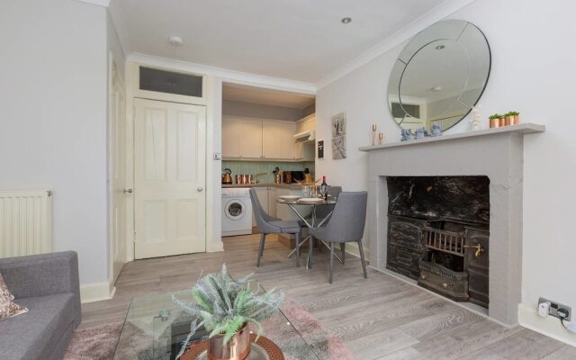 Refined Ground-floor Apt Near Stockbridge Market