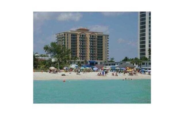 Stylish Modern 2bd 2bth Apt Near the Beach