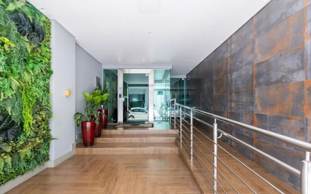 Apt w/ Gourmet Balcony 450m From Beach Reb0802