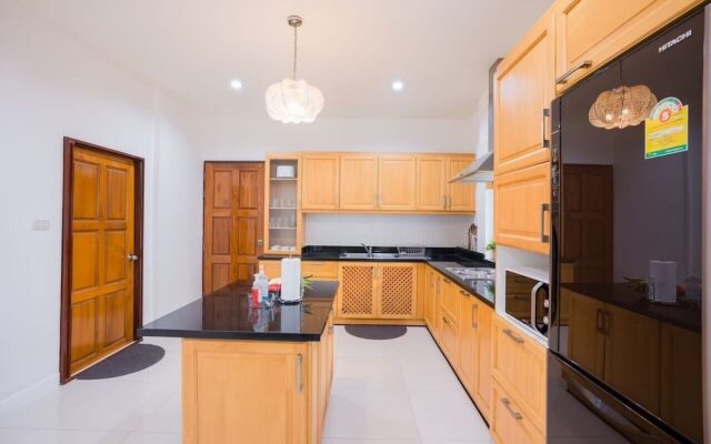 Natcha Pool Villa by Warin