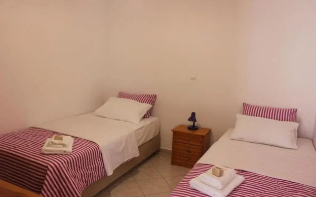 Aaron Studios Apartments