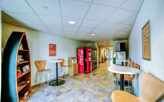 Motel 6 Huntsville, ON