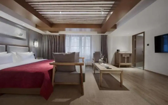 Qianna Bianyuan Hotel