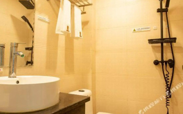 Super 8 Hotel (Liangjiaxiang Subway Station)