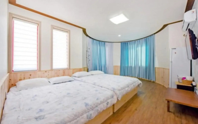 Goseong Hayanpado Pension