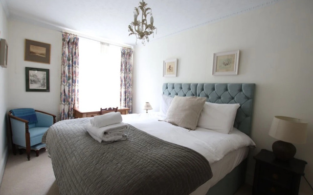 Charming & Spacious Garden Flat Close to the Clifton Triangle