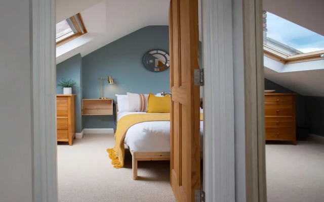 Sleek & Stylish Bristol Getaway With Garden