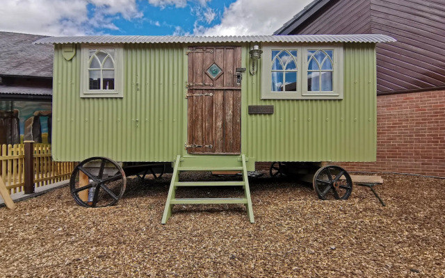 Stonehenge Inn & Shepherds Huts