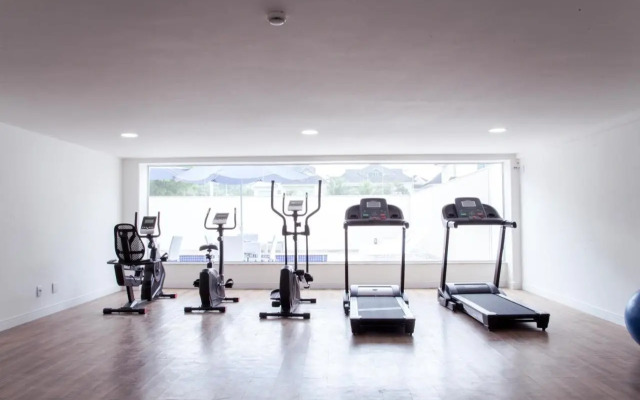 Americas Townhouse Hotel