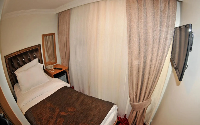 Palace Point Hotel