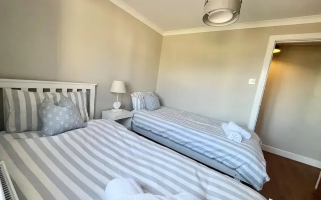 Gorgeous Spacious Bungalow Serene Garden Parking