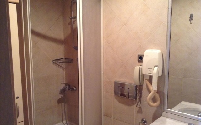 Capital Plaza Hotel(****)