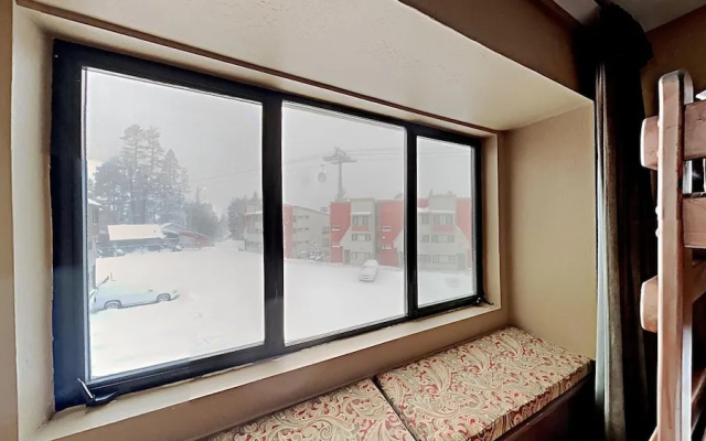 Beautifully Remodeled Condo Close Hot Tubs, Sauna, Skiing, Car Charging! by RedAwning