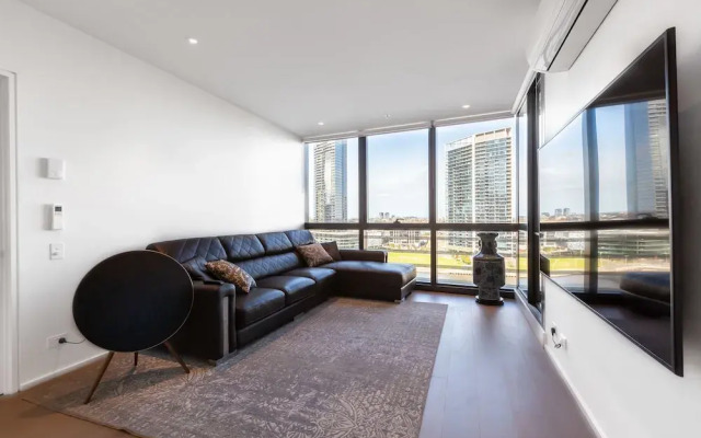 Sabrina, 2BDR Docklands Apartment