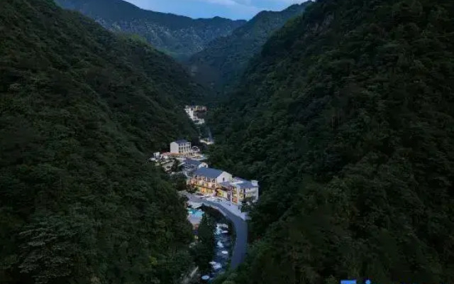 Only this fairyland, riverside sojourn designer art villa mountain lodging