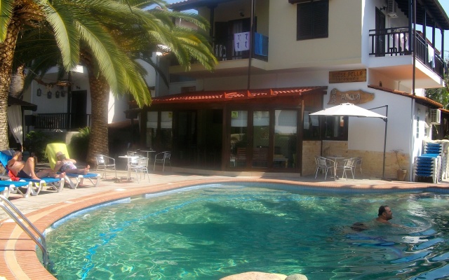 Pella House Studios & Apartments