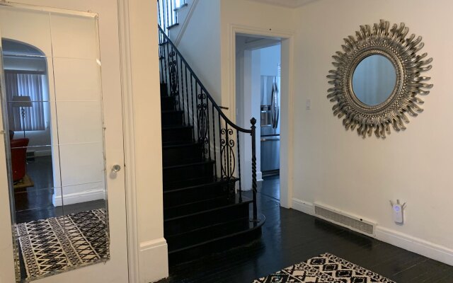Spacious Luxury home, 5 min to Detroit golf club/ 4 car free parking!