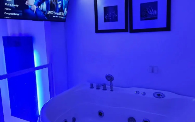 Kandi Suites 2BR with private Jacuzzi