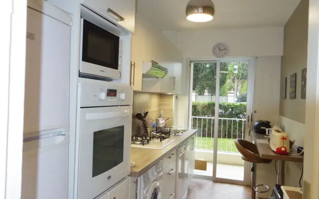 Welcome To Cannes - Rue de Russie