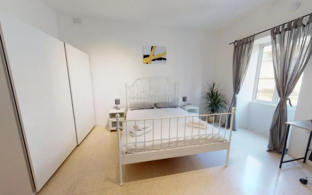 St Julians - Balluta Bay large 3 bedroom apartment