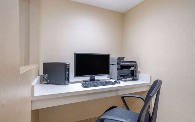 Super 8 Toronto East ON