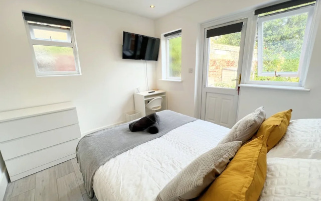 Minet Gardens Central-Suite 3