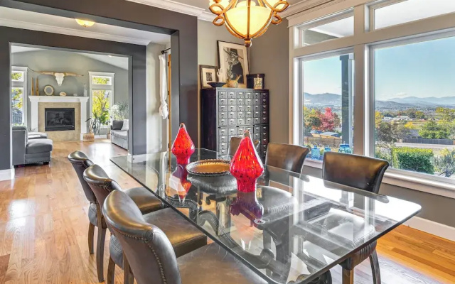 Private Pool & Mtn Views: Stunning Ashland Home