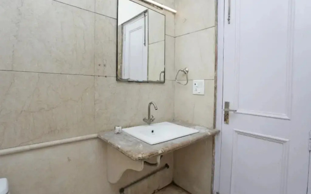 OYO Rooms Noida City Centre 208