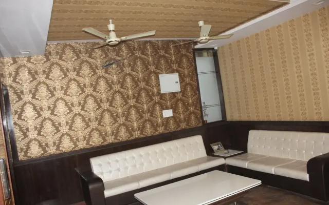 Fabhotel Sanjay Palace