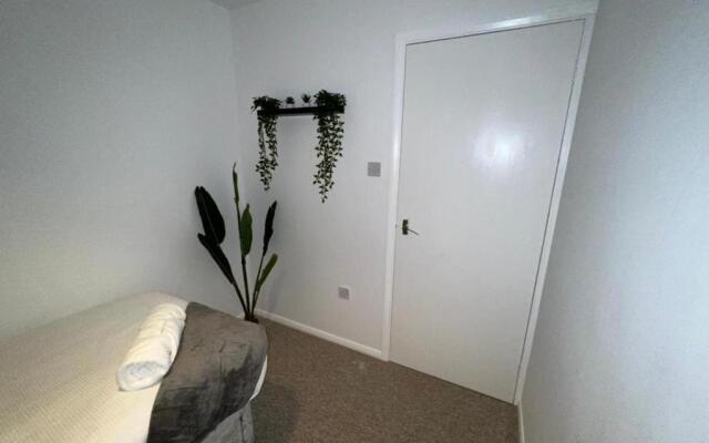 Impeccable 2-bed Apartment in Grays, London