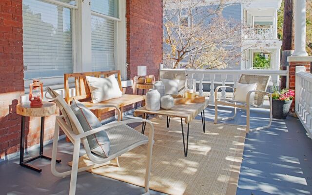 Modern Apartment Near Forsyth