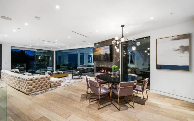 Modern Smart Home With Spectacular Views