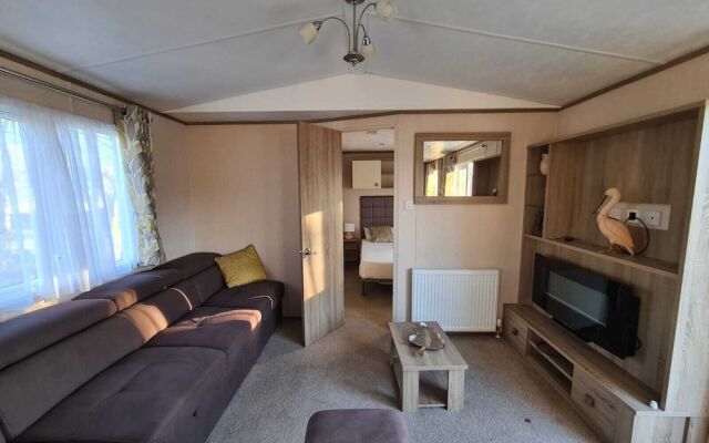 Impeccable 3-bed Cabin in Tattershall, UK