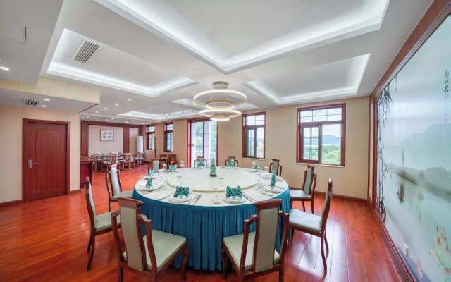 Huabei Hotel on West Lake