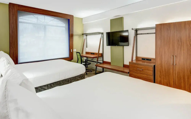 Holiday Inn Express & Suites Woodbridge