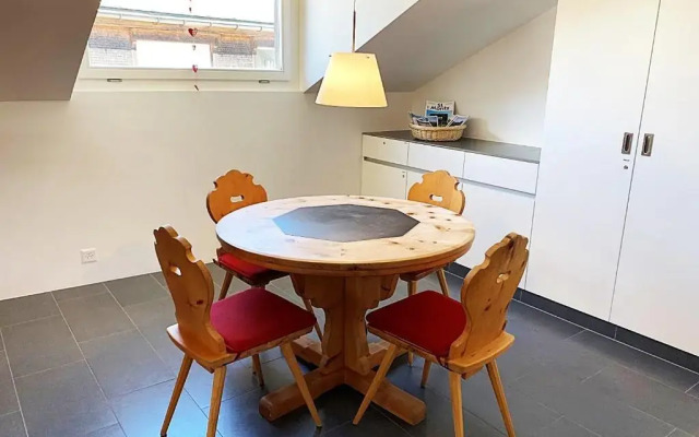 Dachwohnung im Alpenstil, 60m2 für 2P, mit Garage BM186